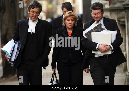 L'ancien directeur général du Conseil de Cheltenham Borough Christine Laird (centre), 52 ans, arrive à la haute Cour de Londres. Banque D'Images