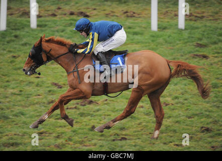 Consigliere et le jockey Tom Scudamore font pour la ligne d'arrivée et la victoire après avoir sauté le dernier dans le Besalon handicap Chase à Taunton Racecourse, Somerset. Banque D'Images