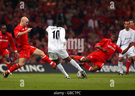 Soccer - Carling Cup - finale - Middlesbrough / Bolton Wanderers.Danny Mills (l) et George Boateng (r) de Middlesbrough se jettent vers le ballon pour bloquer un tir de Jay Okocha de Bolton Wanderers Banque D'Images