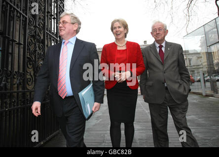 Le chef du travail Eamon Gilmore (à gauche) sur son chemin dans la Dail avec Liz McManus du Labour et Emmet Stagg le premier jour de retour de la Dail après la pause de Noël. Banque D'Images