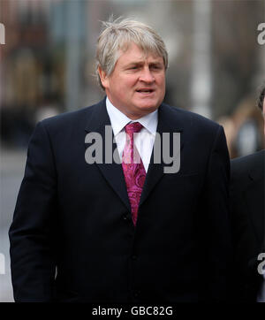 L'homme d'affaires éminent Denis O'Brien sur son chemin dans la Dail pour assister au comité mixte Oireachtas le premier jour de retour de la Dail après la pause de Noël. Banque D'Images