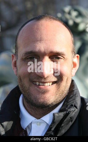 Mark Butcher, ancien batteur d'Angleterre et capitaine du Surrey, soutient un groupe de joueurs de cricket de bienfaisance dans leur course pour un match record sur l'Everest, en convertissant Trafalgar Square en un terrain de cricket dans le centre de Londres. Banque D'Images