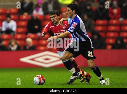 Football - Coca-Cola football League Championship - Nottingham Forest / Sheffield mercredi - City Ground.Lewis Buxton de Sheffield Wednesday et Arron Davies (à gauche) de Nottingham Forest se battent pour le ballon Banque D'Images