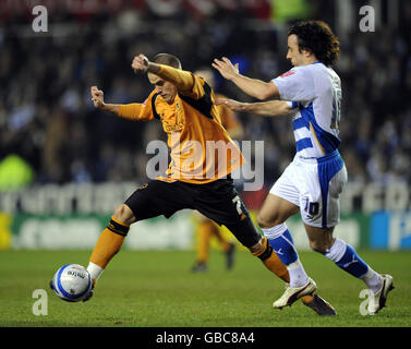 Michael Kightly de loups en action pendant le match de championnat Coca-Cola au stade Madejski, Reading. Banque D'Images