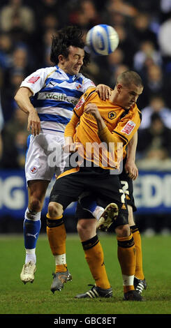 Stephen Hunt de Reading et Michael Kightly de Wolves se battent pour la possesion lors du match de championnat Coca-Cola au Madejski Stadium, Reading. Banque D'Images