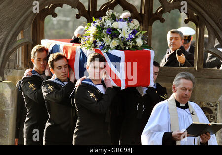 Le cercueil de William 'Bill' Stone, 108 ans, de Berkshire, l'un des derniers anciens combattants de la première Guerre mondiale, est transporté dans le cimetière de l'église Saint-Léonard de Watlington, dans l'Oxfordshire pour ses funérailles. Banque D'Images