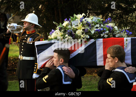 Le cercueil de William 'Bill' Stone, 108 ans, de Berkshire, l'un des derniers anciens combattants de la première Guerre mondiale en Grande-Bretagne, est transporté de l'église Saint-Léonard à Watlington, Oxfordshire, comme un bugler Royal Marine sonne le Last Post, après ses funérailles. Banque D'Images