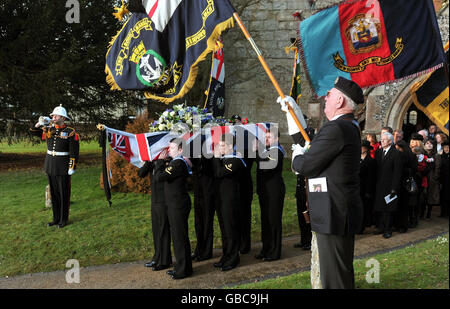 Le cercueil de William 'Bill' Stone, 108 ans, de Berkshire, l'un des derniers anciens combattants de la première Guerre mondiale en Grande-Bretagne, est transporté de l'église Saint-Léonard à Watlington, Oxfordshire, comme un bugler Royal Marine sonne le Last Post, après ses funérailles. Banque D'Images