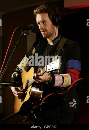 Chris Martin de Coldplay lors d'une vérification sonore avant son concert XFM Live session, à Capital radio à Leicester Square, dans le centre de Londres. Banque D'Images