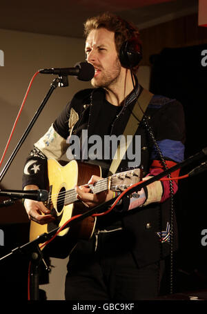 Chris Martin de Coldplay lors d'une vérification sonore avant son concert XFM Live session, à Capital radio à Leicester Square, dans le centre de Londres. Banque D'Images