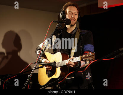 Chris Martin de Coldplay lors d'une vérification sonore avant son concert XFM Live session, à Capital radio à Leicester Square, dans le centre de Londres. Banque D'Images