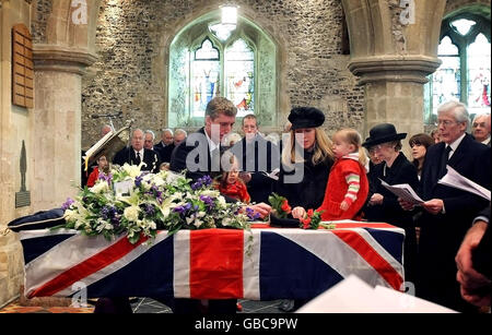 Des membres de la famille non identifiés ont déposé des fleurs sur le cercueil de William 'Bill' Stone, 108 ans, du Berkshire, l'un des derniers vétérans de la première Guerre mondiale en Grande-Bretagne, pendant son service funéraire à l'église St Leonard de Watlington, Oxfordshire. Banque D'Images