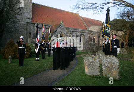 Un bugler Royal Marine sonne le dernier post sur le cercueil de William 'Bill' Stone alors qu'il quitte l'église après ses funérailles à l'église Saint-Léonard de Watlington. Banque D'Images