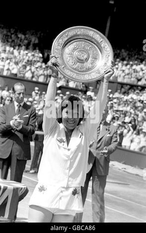 Martina Navratilova fête avec le trophée après ses jeux droits gagnez Banque D'Images