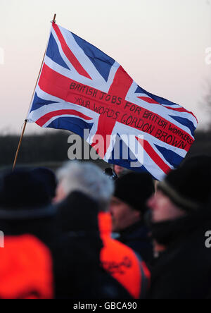 Les manifestants se rassemblent à l'extérieur de la raffinerie de pétrole Lindsey, dans le nord du Lincolnshire, tandis que les grèves sauvages sur la main-d'œuvre étrangère se poursuivent dans tout le Royaume-Uni. Banque D'Images