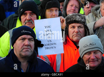 Les manifestants se rassemblent à l'extérieur de la raffinerie de pétrole Lindsey, dans le nord du Lincolnshire, tandis que les grèves sauvages sur la main-d'œuvre étrangère se poursuivent dans tout le Royaume-Uni. Banque D'Images