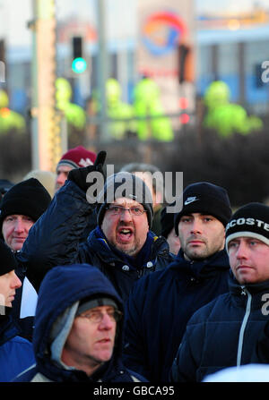 Les manifestants se rassemblent à l'extérieur de la raffinerie de pétrole Lindsey, dans le nord du Lincolnshire, tandis que les grèves sauvages sur la main-d'œuvre étrangère se poursuivent dans tout le Royaume-Uni. Banque D'Images