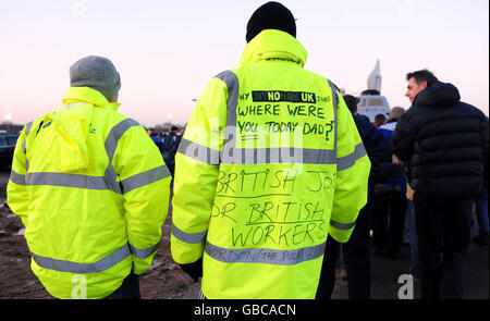 Les manifestants se rassemblent à l'extérieur de la raffinerie de pétrole Lindsey, dans le nord du Lincolnshire, tandis que les grèves sauvages sur la main-d'œuvre étrangère se poursuivent dans tout le Royaume-Uni. Banque D'Images