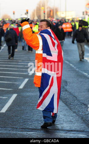 Les manifestants se rassemblent à l'extérieur de la raffinerie de pétrole Lindsey, dans le nord du Lincolnshire, tandis que les grèves sauvages sur la main-d'œuvre étrangère se poursuivent dans tout le Royaume-Uni. Banque D'Images