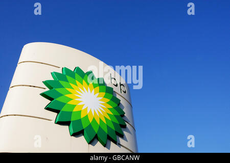 Vue générale d'un garage BP à Offerton, Stockport. Le bénéfice de BP a augmenté de 39 % pour l'ensemble de l'année 2008, pour atteindre 25,593 milliards de dollars. Banque D'Images