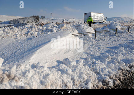 Un policier vérifie un camion abandonné sur l'A66 dans le comté de Durham, après que la route ait été fermée la nuit dernière à cause de la neige. Banque D'Images