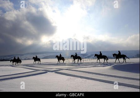 Les courses de gazon étant de nouveau abandonnées au Royaume-Uni en raison de chutes de neige abondantes, les galops de Middleham, dans le North Yorkshire, étaient occupés par des chevaux de course qui s'exerçaient dans de la neige profonde. Banque D'Images