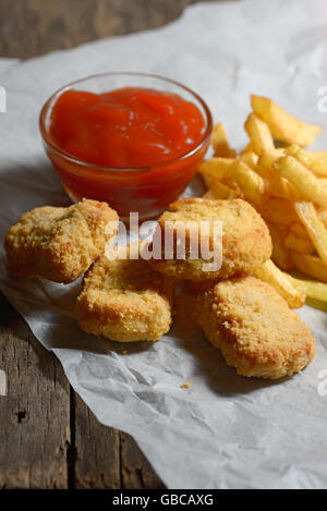 Poulet frit avec des frites sur une table en bois Banque D'Images