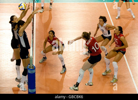 Lynne Beattie, en Grande-Bretagne, a frappé le ballon lors du match du premier tour du Championnat du monde 2010 de la FIVB à l'Institut anglais du sport de Sheffield. Banque D'Images