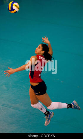 Nichols Osbourne, en Grande-Bretagne, sert pendant le match du premier tour du Championnat du monde 2010 de la FIVB à l'Institut anglais du sport de Sheffield. Banque D'Images