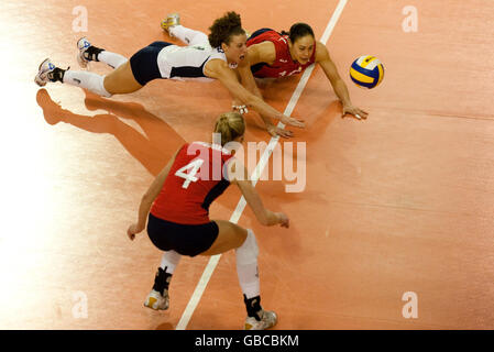 Grande-Bretagne libero Maria Bertelli (en blanc) et Janine Sandell plongent pour le ballon lors du championnat du monde de la FIVB 2010 First Round match à l'Institut anglais du sport, Sheffield. Banque D'Images