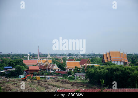 Vue de la ville de Nonthaburi ligne violette MRT station du skytrain en marche rendez-vous sur Bangkok le 20 juin 2016 dans la province de Nonthaburi, Thaïlande Banque D'Images