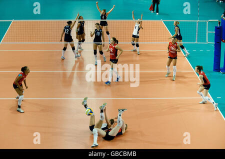 Israël (arrière-cour) célèbre la Grande-Bretagne battue lors du championnat du monde de la FIVB 2010 First Round Match à l'Institut anglais du sport de Sheffield. Banque D'Images