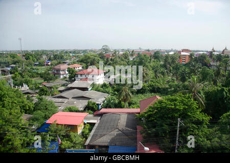 Vue de la ville de Nonthaburi ligne violette MRT station du skytrain en marche rendez-vous sur Bangkok le 20 juin 2016 dans la province de Nonthaburi, Thaïlande Banque D'Images