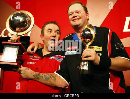 Phil Taylor (à gauche), le nouveau champion du monde couronné, pose avec le gagnant-gagnant Raymond van Barneveld après la finale du Championnat du monde Ladbrokes.com à Alexandra Palace, Londres. Banque D'Images