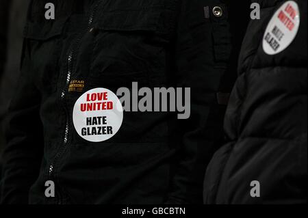 Football - FA Cup - troisième tour - Southampton v Manchester United - Stade St. Mary's.Les fans de Manchester United portent des badges « Love United, Hate Glazer » dans les tribunes Banque D'Images