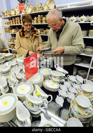 Waterford Wedgwood appelle les administrateurs.Les clients parcourent les articles en vente à la boutique Wedgwood Factory de Longton. Banque D'Images