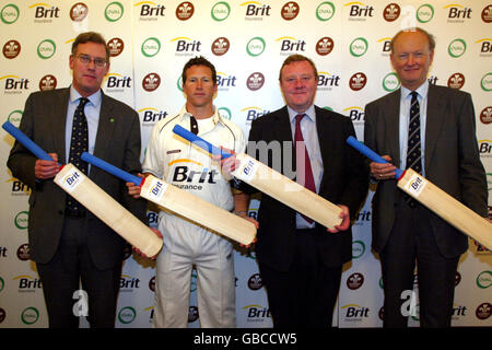 De gauche à droite : Paul Sheldon, chef de la direction du CCC de Surrey, Jonathan Batty, capitaine du CCC de Surrey, Neil Eckert, chef de la direction de Brit Insurance et David Stewart, président du CCC de Surrey Banque D'Images