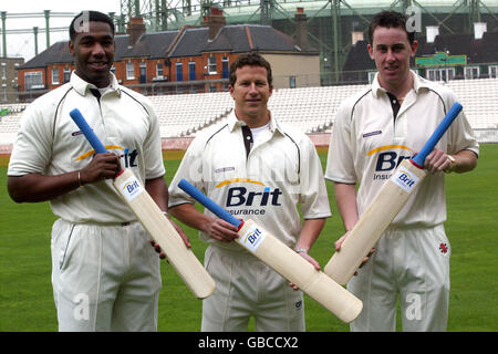 Cricket - Surrey County Cricket Club - lancement de parrainage - Brit Insurance.De gauche à droite : Alex Tudor, le capitaine Jonathan Batty et Rikki Clarke après l'annonce que Brit Insurance serait le nouveau commanditaire du club Banque D'Images