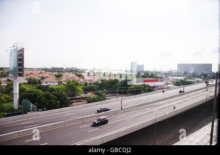 Vue de la ville de Nonthaburi ligne violette MRT station du skytrain en marche rendez-vous sur Bangkok le 20 juin 2016 dans la province de Nonthaburi, Thaïlande Banque D'Images