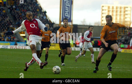 Thierry Henry d'Arsenal marque son deuxième but contre Wolverhampton Wanderers Banque D'Images