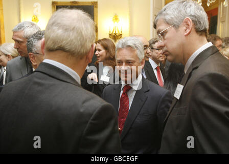 Shadow Business Secretary et député de Rutland et Melton Alan Duncan (Centre) et député de Leicester East Keith Vaz (derrière M. Duncan avec lien bleu clair) lors de la signature des accords multizones qui devaient être signés pour Leicester, merseyside et les Pennines, Intérieur 10 Downing Street dans le centre de Londres. Banque D'Images