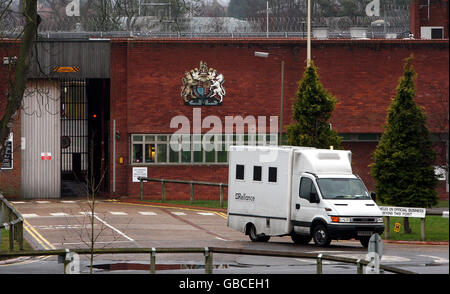 Feltham Young contrevenants Institute. Un cambrioleur présumé s'est échappé de sa garde à vue lorsqu'un complice armé a embusqué sa fourgonnette de prison près de Bedfont Lake, Feltham, alors qu'il a été emmené au tribunal. Banque D'Images