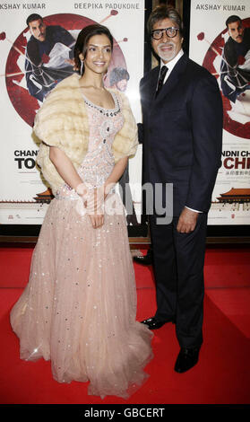 Star du film Deepika Padukone (L) avec la star Bollywood Amitabh Bachchan arrivant pour la première de 'Chandni Chowk to China', à l'Empire de Leicester Square, dans le centre de Londres. Banque D'Images