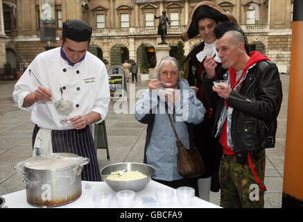 Les membres du public sont servis au bouillie de la maison de travail victorienne à Burlington House sur Piccadilly, Londres, dans le cadre du thème de la nourriture de la Royal Society of Chemistry en 2009. Banque D'Images