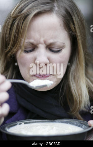 Sheena Elliot essaie le boulot victorien qui était offert aux passants à Burlington House sur Piccadilly, Londres aujourd'hui dans le cadre du thème de la nourriture de la Royal Society of Chemistry en 2009. Banque D'Images