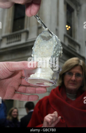 Les membres du public sont servis au bouillie de la maison de travail victorienne à Burlington House sur Piccadilly, Londres, dans le cadre du thème de la nourriture de la Royal Society of Chemistry en 2009. Banque D'Images