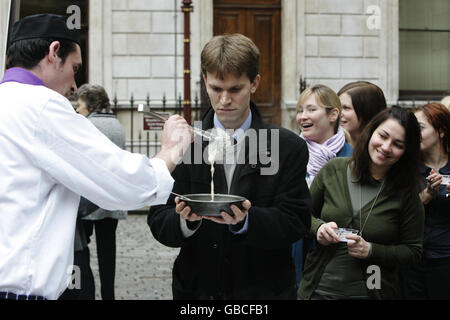 Le chef français Fabian Aid (à gauche), sert du bouc de poste de travail victorien à Wwill Pavie à Burlington House sur Piccadilly, Londres, dans le cadre du thème alimentaire 2009 de la Royal Society of Chemistry. Banque D'Images