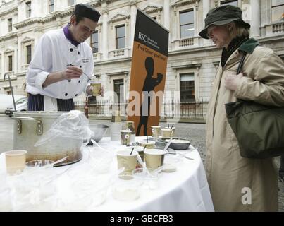 Société royale de chimie offre gruel au public Banque D'Images