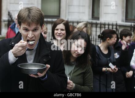 Will Pavia mange du bouillie de travail victorien réalisé par le chef français Fabian Aid, à Burlington House sur Piccadilly, Londres, dans le cadre du thème alimentaire 2009 de la Royal Society of Chemistry. Banque D'Images