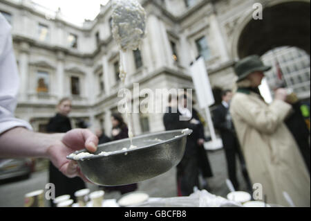 Le chef français Fabian Aid sert du bouillie de poste de travail victorien aux membres du public à Burlington House sur Piccadilly, Londres, dans le cadre du thème de l'alimentation 2009 de la Royal Society of Chemistry. Banque D'Images